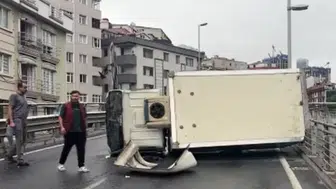 Bomonti-Dolmabahçe Tüneli çıkışında kamyonet devrildi : Trafik bir süre kapandı