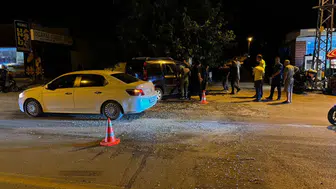 Hatay'da hafif ticari araç ile motosiklet çarpıştı : 1'i ağır 3 kişi yaralandı