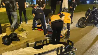 İnegöl’de motosiklet kazası : Emniyet şeridindeki 2 motosiklet çarptı, 3 yaralı