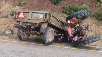 Denizli'de traktör şarampole devrildi : Sürücü hayatını kaybetti