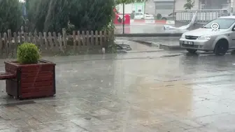 Ağrı'da sağanak ve dolu : Caddelerde sular birikti
