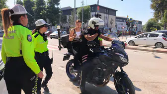 Bursa'da kimliğini unutan öğrenciyi trafik polisleri sınava yetiştirdi