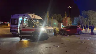 Erzincan'da kavşakta iki araç çarpıştı : 2 yaralı
