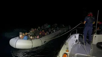 İzmir'in Çeşme ve Seferihisar ilçelerinde 65 düzensiz göçmen yakalandı