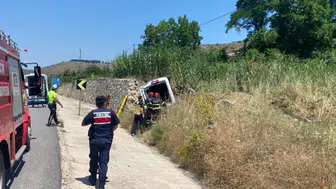 Bilecik'te istinat duvarına çarpan araç yan yattı, sürücü yaralandı