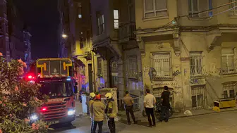 Beyoğlu'nda mutfak duvarı çöken binada inceleme yapıldı