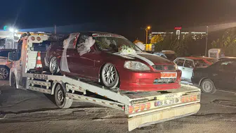 Eskişehir'de nişan arabası süsleri bozulmasın diye çekiciyle taşındı