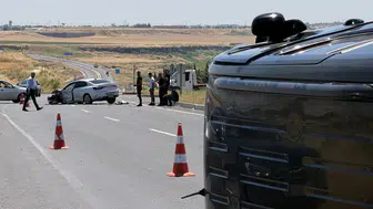 Diyarbakır'da otomobil ile hafif ticari araç çarpıştı : 2'si çocuk 7 yaralı