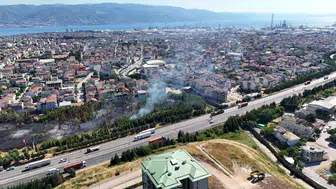 Saman yüklü tırda çıkan yangın yerleşim yerine sıçradı