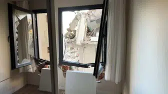 Avcılar'da yıkılan binanın kolonu yan binanın duvarını deldi