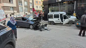 Eskişehir'de iki araç kavşakta çarpıştı : 2 kişi yaralandı