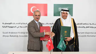 Bakan Uraloğlu mevkidaşı Saleh bin Nasser Al-Jasser ile bir arada
