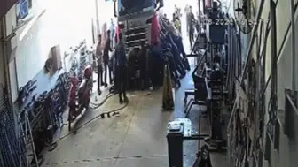 Aksaray'da baba ve oğlu tırın altında kaldı : O anlar kameraya yansıdı