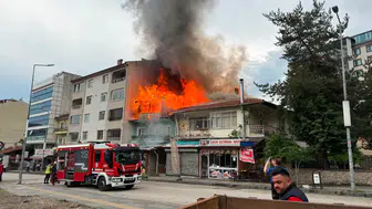 Kızılcahamam'da iki katlı binanın çatısında yangın çıktı