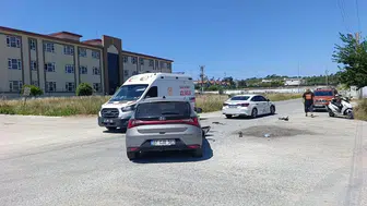 Antalya Manavgat'ta feci kaza : Kontrolsüz kavşakta 2 sürücü yaralandı