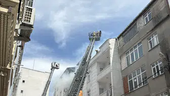 Esenyurt'ta binanın çatısında yangın