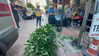 Bartın'da sürücü fren yerine gaza bastı, duvara çarparak durabildi