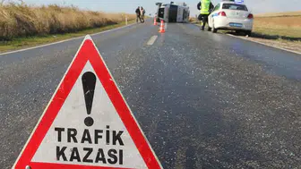 Antalya Serik'te kaza : Midibüs elektrik direğine çarptı