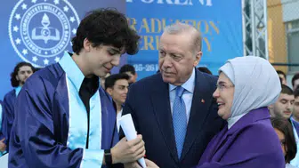 Cumhurbaşkanı Erdoğan, torunu Ömer Tayyip Erdoğan'ın diplomasını verdi