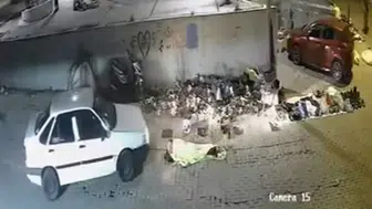 İzmir'de bir sürücü otomobille kaldırımda uyuyan adamın üzerinden geçti