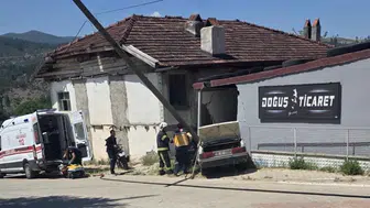 Denizli'de duvara çarpan otomobildeki yaşlı çift hayatını kaybetti