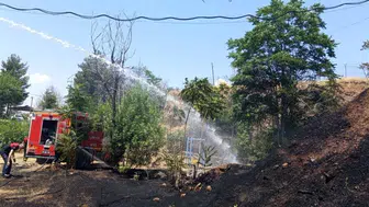 Siirt'te iş makinesinden çıkan kıvılcım otluk alanda yangına neden oldu