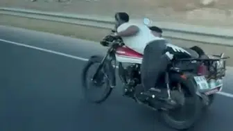 Elazığ'da sepetli motosiklet üzerine uzanarak yolculuk yapan sürücü kamerada