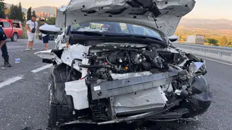 Muğla'da otomobil tıra arkadan çarptı : 1'i ağır 2 yaralı