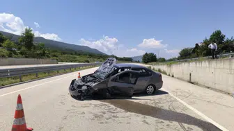 Kastamonu'da otomobil istinat duvarına çarptı : 2 yaralı