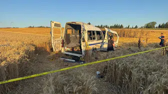 Silivri'de minibüs tarlaya uçtu : 2 ölü, 10 yaralı
