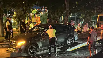 Bakırköy'de kontrolden çıkan otomobil yan yattı : 2 yaralı