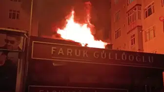 Bağcılar'da yangın : 2 katlı iş yeri alev alev
