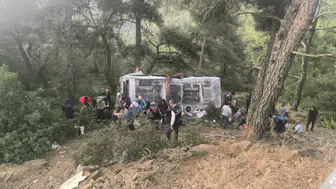 İzmir'de tarım işçilerini taşıyan midibüs devrildi : 22 kişi yaralandı