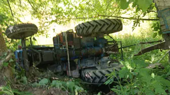 Sinop Türkeli'de traktör şarampole devrildi