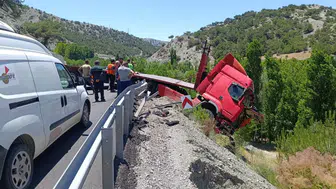 Malatya'da kaza : Çekici bariyerlere çarparak askıda kaldı