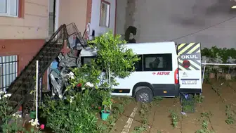 Çekmeköy'de servis minibüsü evin bahçesine uçtu