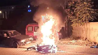 Seyir halindeki motosiklet alev alev yandı ! Sürücü son anda kurtuldu