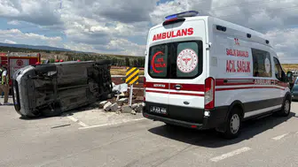 Çorum'da hafif ticari araç ile otomobil çarpıştı : 2’si ağır 5 kişi yaralandı
