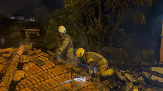 Gaziosmanpaşa'da yangın : 3 gecekondu alev alev