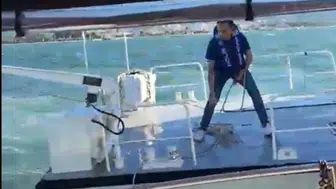 İzmir'de su alan teknedeki 6 yolcu deniz polisi tarafından kurtarıldı