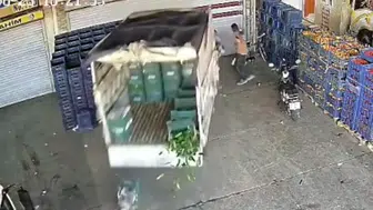 Adana'da sandalyede oturan kişiye kamyonet çarptı : O anlar kamerada