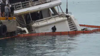Çanakkale Boğazı’nda sürüklenen tekne kıyıya çekildi