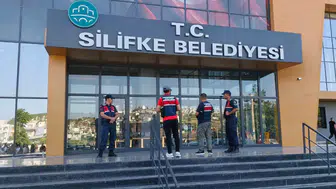 Silifke Belediyesi'ne operasyon : Çok sayıda kişi gözaltına alındı
