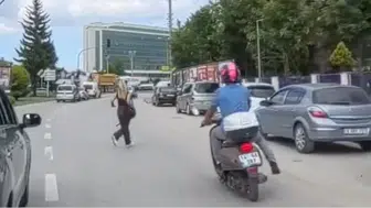 Bolu'da yaya bir anda yola atladı, motosiklet sürücüsü son anda kurtardı