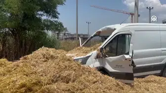 Aydın'da saman yüklü tır köprüye takıldı : Bir kişi yaralandı