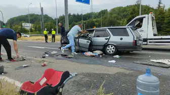 Bolu'da ticari araçla çarpışan otomobil ters döndü : 4 yaralı