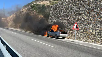 Hatay'da seyir halindeki otomobil alevlere teslim oldu