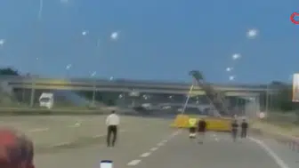 Kuzey Marmara Otoyolu'nda kamyon tabelaya çarptı