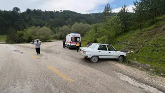 Kastamonu'da trafik kazası : Otomobil yamaca çarptı, 2 yaralı