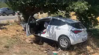 İzmir'de kaza : Otomobil sollama yaparken ağaca çarptı